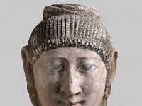 Aeg V 3  Aeg V 3, Angeblich aus Balansura (?) (Oberägypten), römische Zeit (Mitte 2. Jahrhundert n. Chr.), Mumienmaske, Leinwand, Stuck, H 17,5 cm, B 14,5 cm, T 12,5 cm : Bestandskatalog Ägypten, Museumsfoto: Claus Cordes